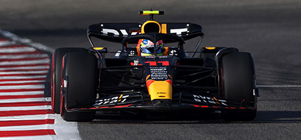 Auto Oracle Red Bull Racing che corre in pista