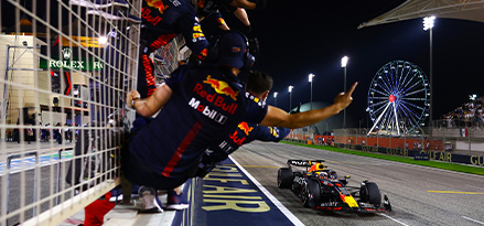 Il team Red Bull festeggia mentre l'auto attraversa il traguardo