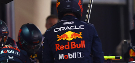 Logo della collaborazione con Red Bull sul retro di una camicia