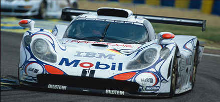 Porsche GT1 in pista a Le Mans nel 1998 con grande branding Mobil.