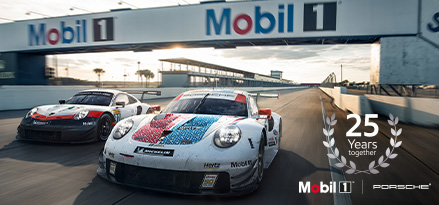 2 Porsche in pista a Sebring con logo Mobil